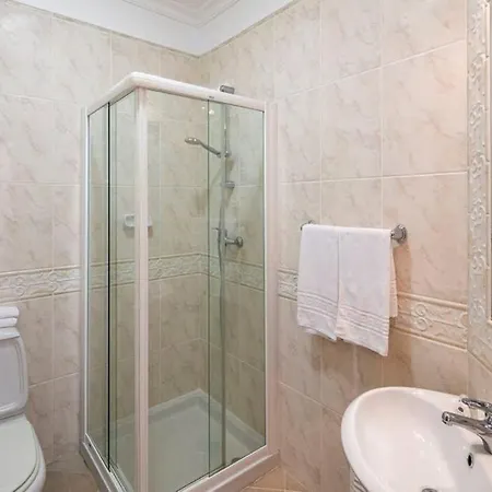 Luxury With Free Use Of Pool, Gym And *