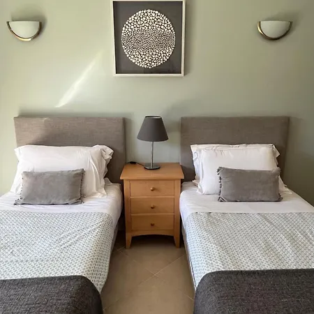 Luxury With Free Use Of Pool, Gym And